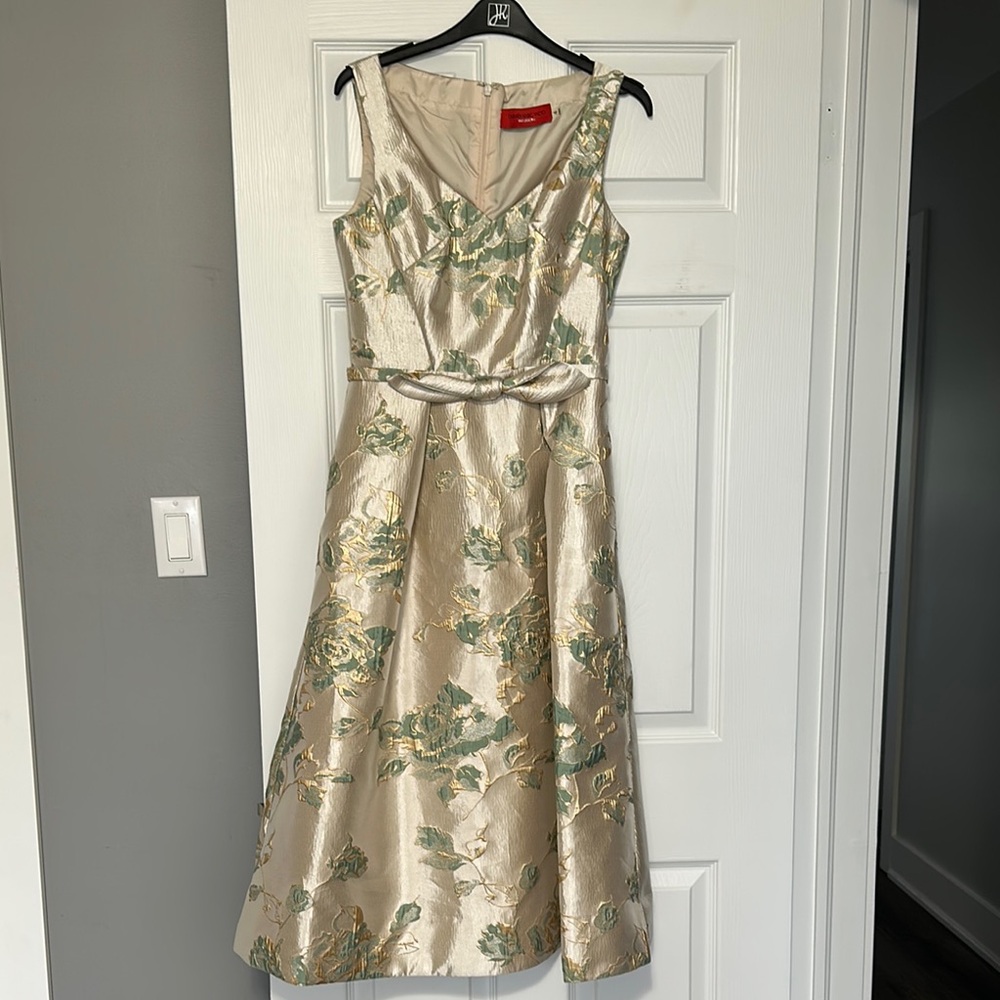 Carmen Marc Valvo Gold Sleeveless V-neck Midi Dress